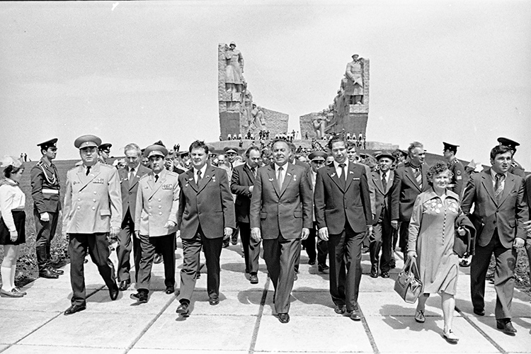 13. 1980-ci il, 7 may. Taqanroqda 416-cı motoatıcı diviziyanın şərəfinə ucaldılmış abidənin açılışı