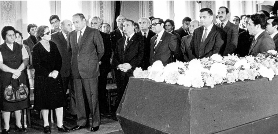 21A.1982-ci il, 2 noyabr. Hüseyn Cavidin cənazəsinin Bakıya gətirilməsi