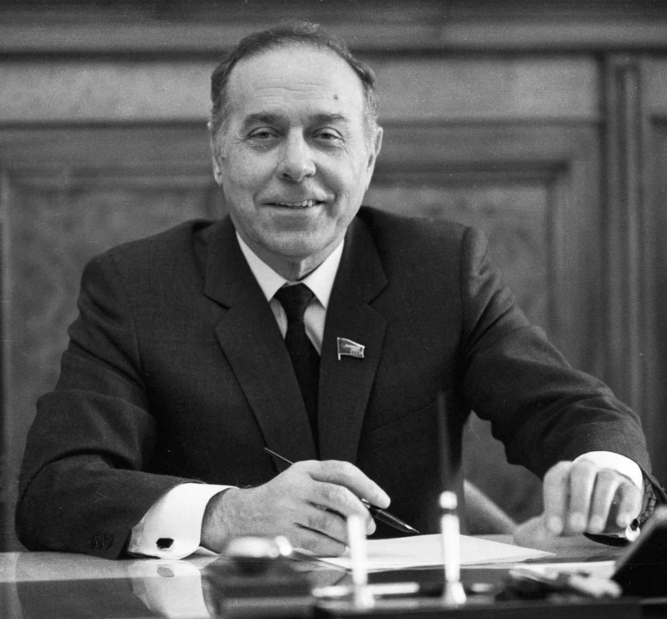22. Sov.İKP MK Siyasi Bürosunun üzvü, SSRİ Nazirlər Soveti sədrinin birinci müavini Heydər  Əliyev