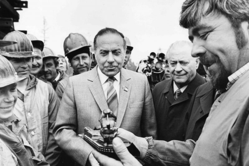 31. 1984-cü il. Siyasi Büronun üzvü Heydər Əliyevin  Baykal-Amur Magistralının tikintisində iştirak edən fəhlələrlə görüşü