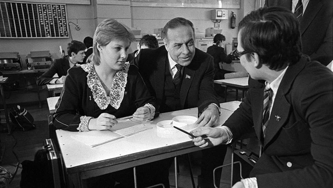 34. Heydər Əliyev Belqorodda 42 nömrəli nümunəvi orta məktəbdə olarkən, 1985-ci il.