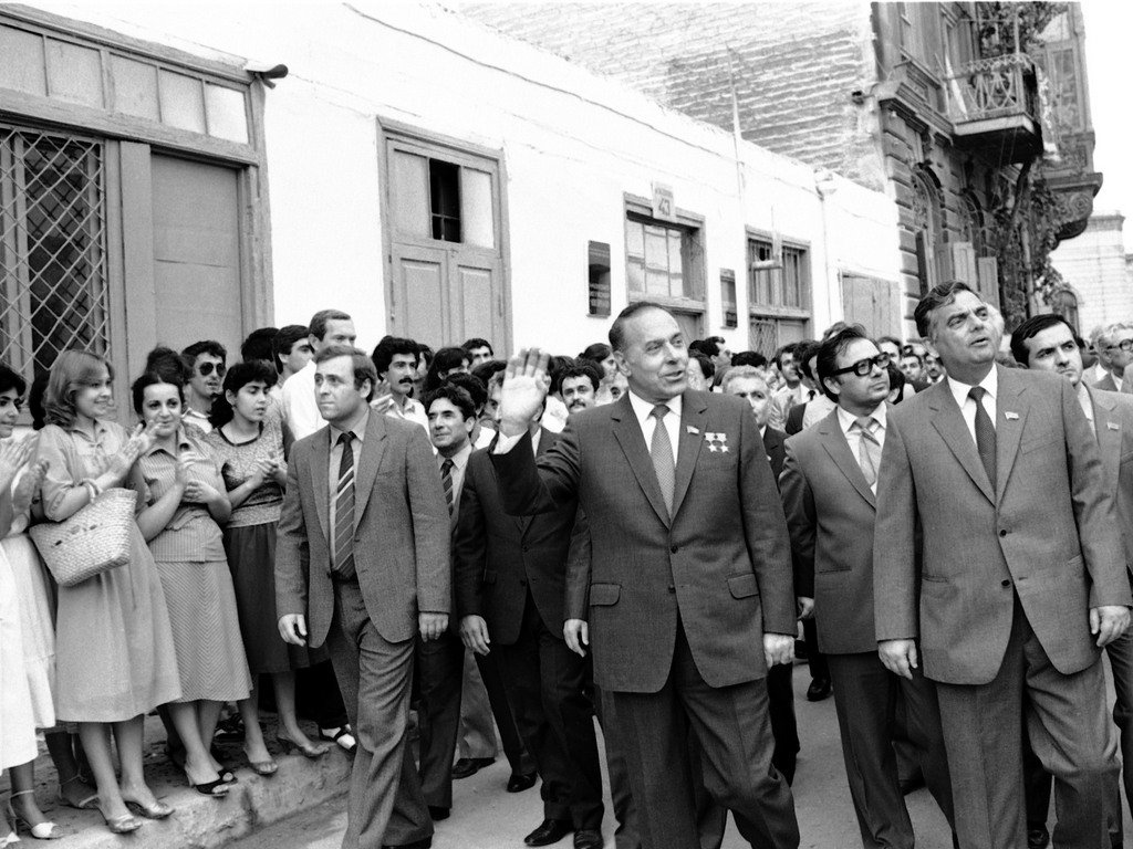 38. SSRİ Ali Sovetinə deputatlığa namizəd kimi Bakıya səfəri. 1985-ci il.