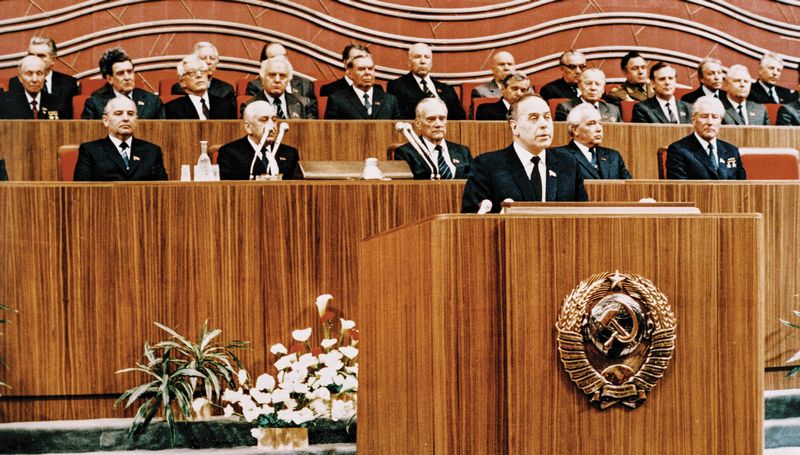 39. Sov.İKP MK Siyasi Bürosunun üzvü Heydər Əliyev partiyanın iclaslarından birində çıxış edərkən