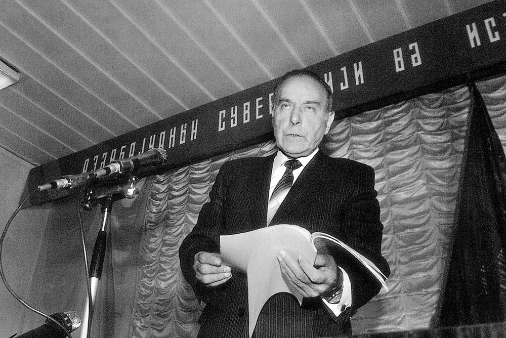 42. Naxçıvan Ali Məclisinin iclasında. 1990-cı il.