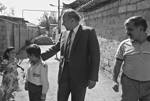 46. Naxçıvanda sakinlərlə görüş. 1990-cı il