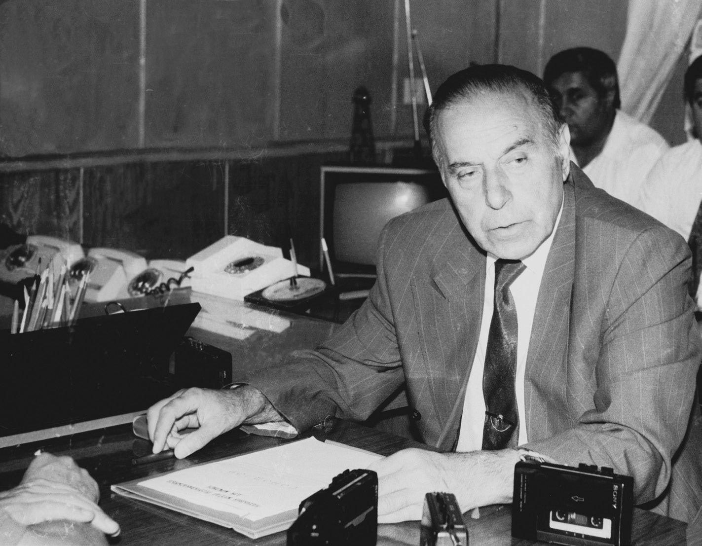 49. Naxçıvan Ali Məclisinin sədri Heydər Əliyev mətbuata müsahibə verərəkən.