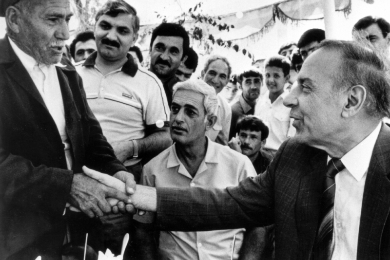 54. Heydər Əliyevin Naxçıvan sakinləri ilə görüşündən