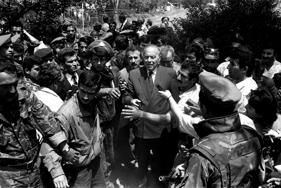 57. 1993-cü il 13-14 iyun. 4 iyun hadisələrini araşdırmaq üçün Gəncəyə səfəri