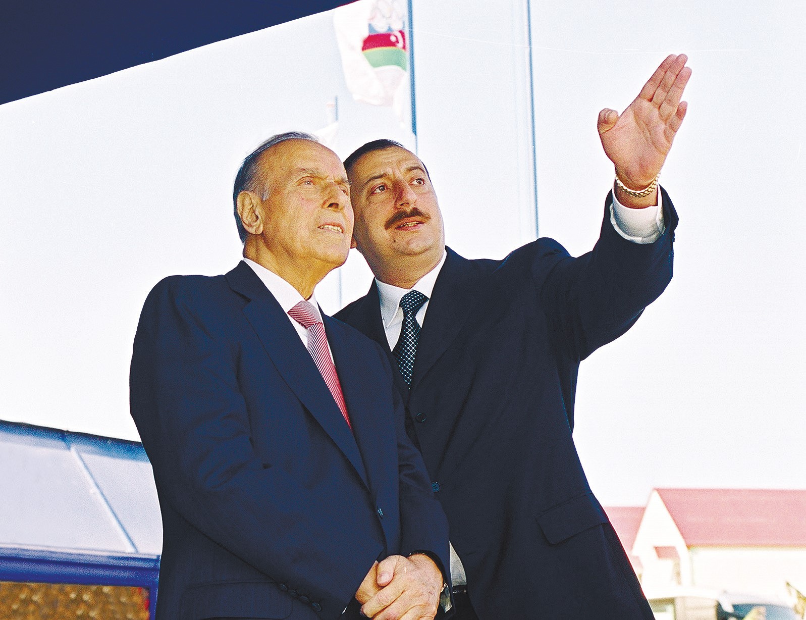 76. Mən ona özüm qədər inanıram və gələcəyinə böyük ümidlər bəsləyirəm.