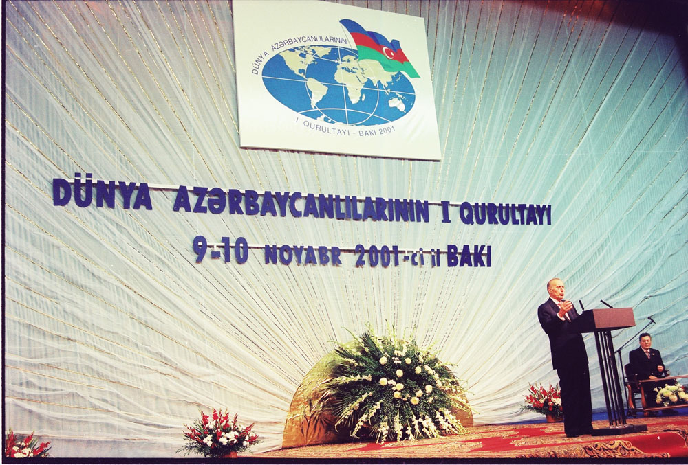 72. 2001-ci il, 9-10 noyabr. Dünya azərbaycanlılarının I qurultayı